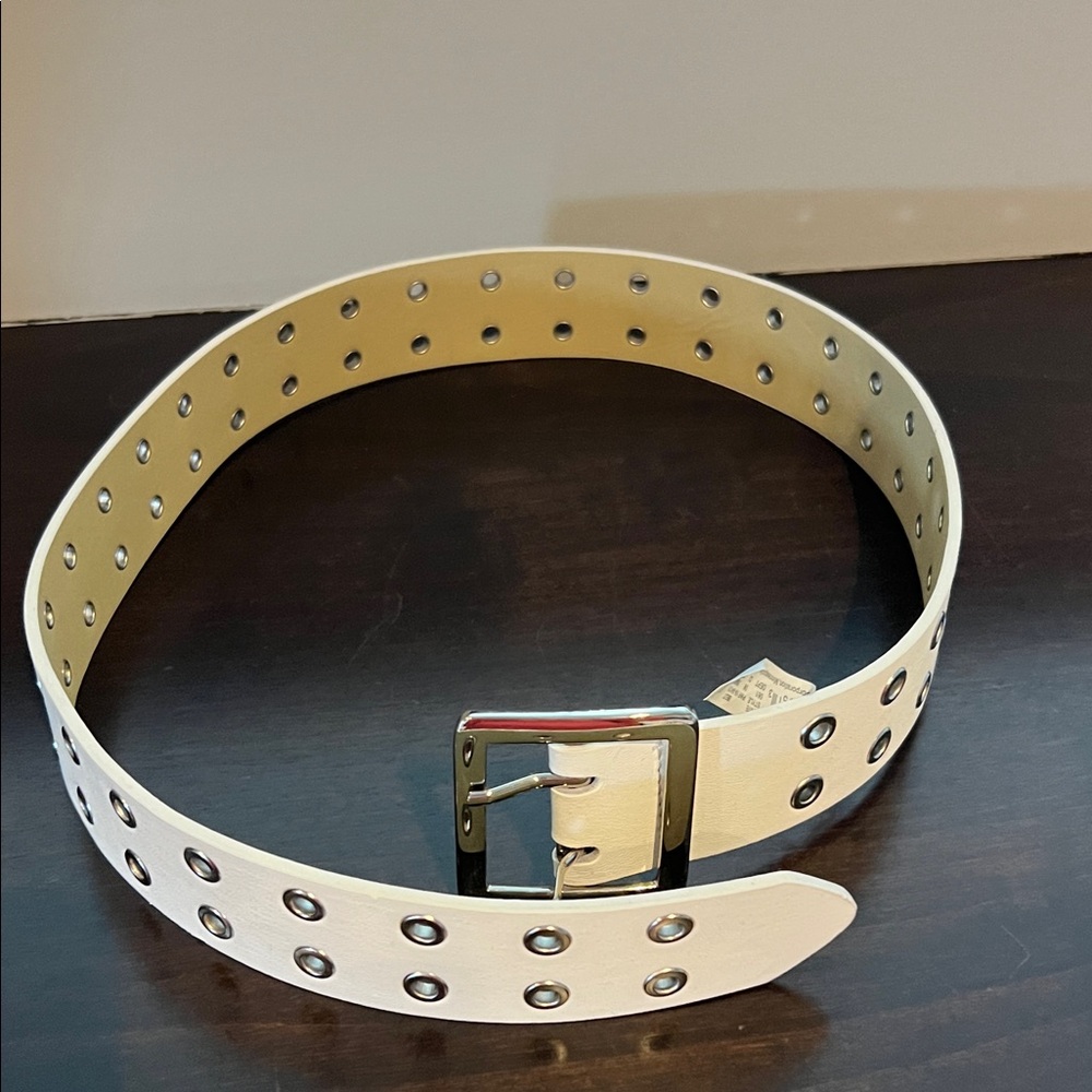 NWT * Universal Thread White Eyelet Belt with Silver Buckle